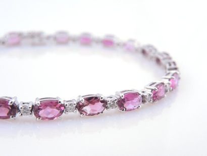 BRACELET TOURMALINES DIAMANTS Bracelet articulé en or gris 18K 750/°° composé de...