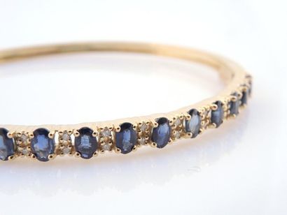 BRACELET JONC SAPHIRS DIAMANTS Bracelet jonc en argent doré 925/°° composé de saphirs...