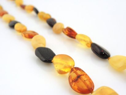 SAUTOIR AMBRE Sautoir en ambre et perles multicolores de forme libre. Fermoir à vis....