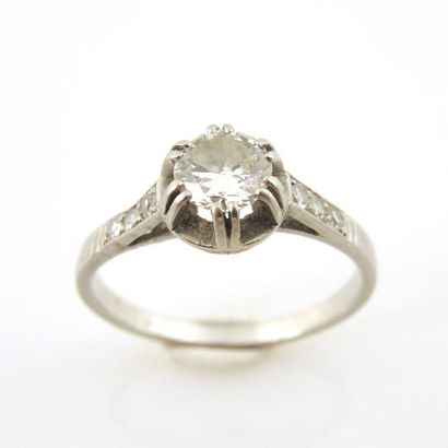 BAGUE SOLITAIRE PLATINE DIAMANTS Bague solitaire en platine (950°/00) ornée de diamants...