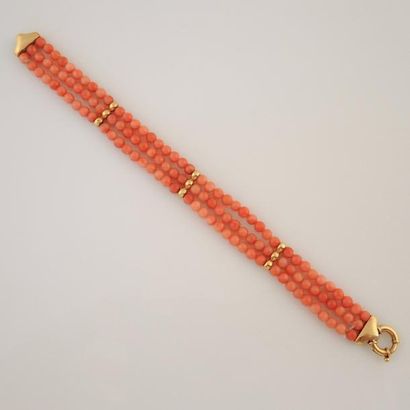 BRACELET CORAIL Bracelet articulé composé de trois rangs de perles de corail, les...