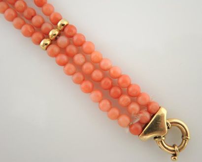 BRACELET CORAIL Bracelet articulé composé de trois rangs de perles de corail, les...