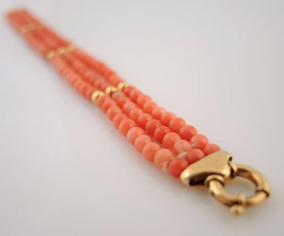 BRACELET CORAIL Bracelet articulé composé de trois rangs de perles de corail, les...