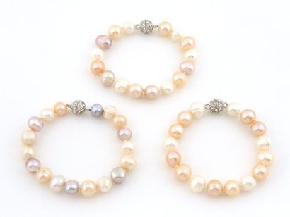 COLLIER PERLES Collier de perles d'au douce pouvant se transformer en 3 bracelets....