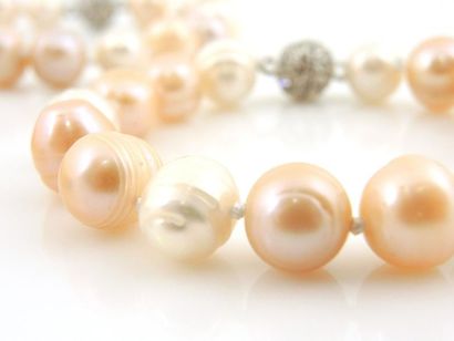 COLLIER PERLES Collier de perles d'au douce pouvant se transformer en 3 bracelets....