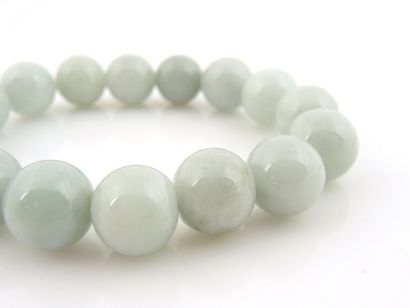 BRACELET JADE JADEITE Bracelet extensible composé de perles de jade jadéite. Diam:...