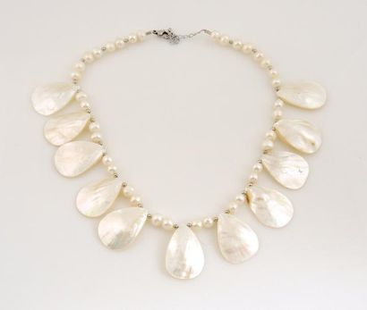 COLLIER PERLES ET NACRE Collier composé de perles de culture baroques alternées de...