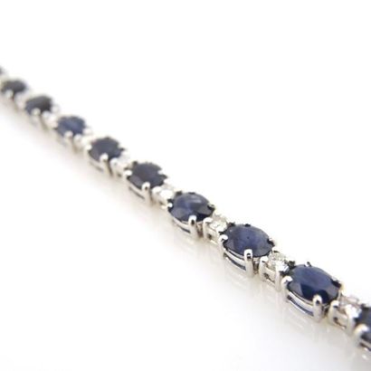 BRACELET SAPHIRS DIAMANTS Bracelet en or gris 18K 750/°° composé de saphirs ovales...