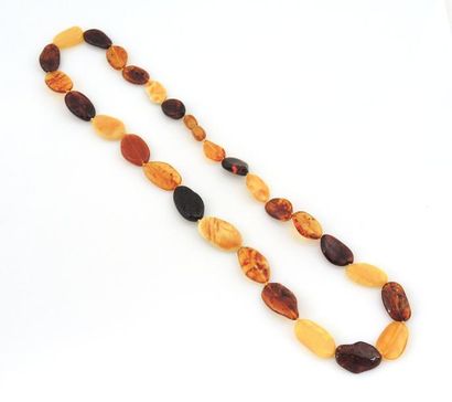 COLLIER AMBRE Collier composé de perles de formes libres en ambre. Fermoir à vis....