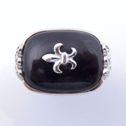 BAGUE CHEVALIERE Bague chevalière en argent 925/°° centrée d'un onyx en cabochon...