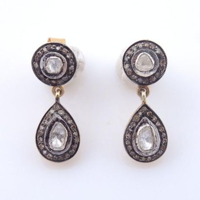 BOUCLES D'OREILLES DIAMANTS Boucles d'oreilles en argent doré 925/°° présentant un...