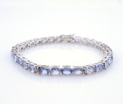 BRACELET TANZANITES Bracelet articulé en argent 925/°° composé de tanzanites ovales...