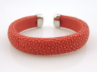 BRACELET GALUCHAT Bracelet rigide gainé de galuchat et cuir rouge, les extrémités...
