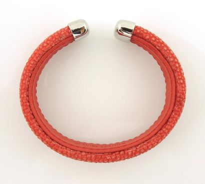 BRACELET GALUCHAT Bracelet rigide gainé de galuchat et cuir rouge, les extrémités...