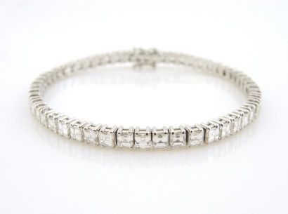 BRACELET RIVIERE Bracelet rivière en or gris 18K 750/°° serti de 50 diamants taille...