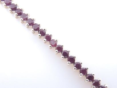 BRACELET RUBIS Bracelet articulé en argent 925/°° composé de rubis ronds facettés...