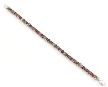 BRACELET TOUMALINES Bracelet articulé en argent 925/°° composé de tourmalines multicolores...