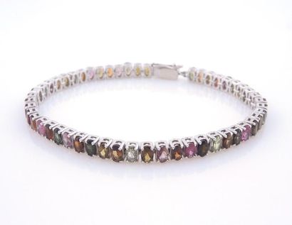 BRACELET TOUMALINES Bracelet articulé en argent 925/°° composé de tourmalines multicolores...