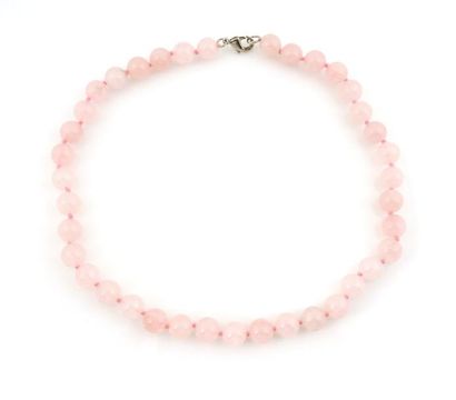 COLLIER QUARTZ ROSE Collier composé de perles de quartz rose. Fermoir en métal argenté....