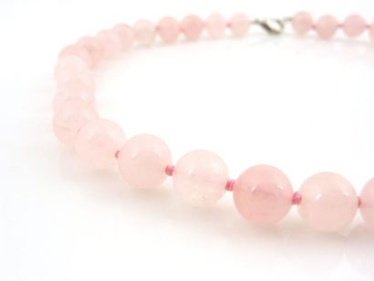 COLLIER QUARTZ ROSE Collier composé de perles de quartz rose. Fermoir en métal argenté....