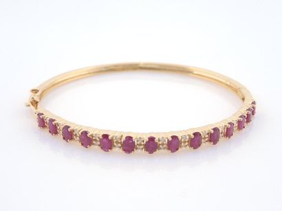 BRACELET JONC RUBIS DIAMANTS Bracelet jonc en argent doré 925/°° composé de rubis...