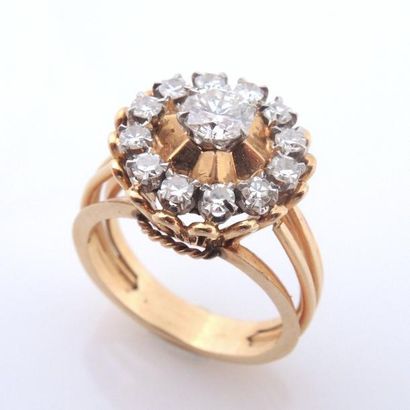 BAGUE COROLLE EN OR ET DIAMANTS, ANNÉES 50 Bague ''corolle'' en or jaune 18K (750°/00)...