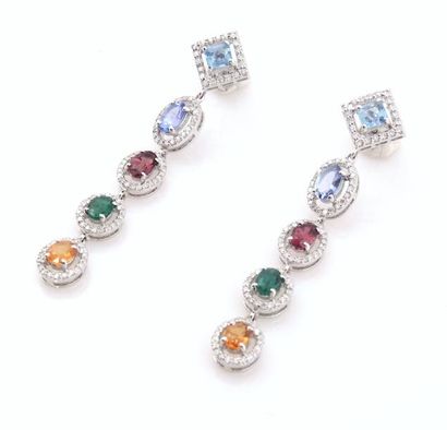 BOUCLES D'OREILLES "TUTTI FRUTTI" Paire de pendants d'oreilles en or gris 18K 750/°°...