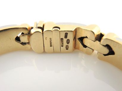 BULGARI Bracelet articulé en or jaune 18K 750/°° et acier. Signé à l'intérieur et...