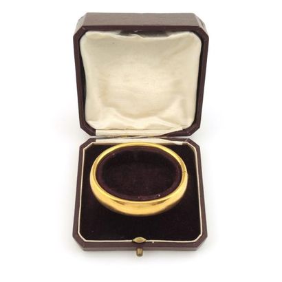 BRACELET JONC OVALE EN OR JAUNE Bracelet jonc ovale en or jaune 18K (750°/00). Fermoir...