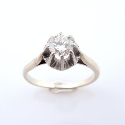 Bague solitaire Bague solitaire en or gris 18K (750/°°) et platine orné d'un diamant...