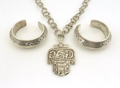 BIJOUX BERBERES Ensemble de bijoux Berbères en argent composé de : 


- deux bracelets...