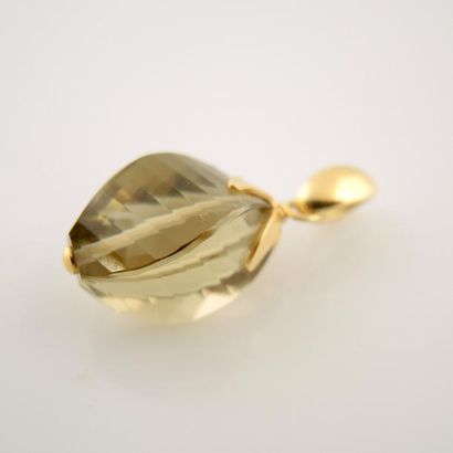 PENDENTIF QUARTZ Pendentif présentant un quartz jaune facetté retenu par une bélière...