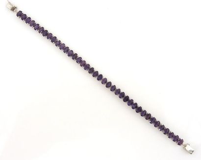 BRACELET AMETHYSTES Bracelet articulé en argent 925/°° composé d'améthystes ovales...