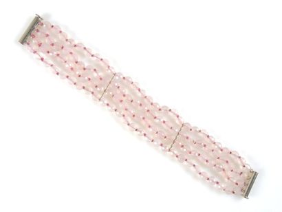 BRACELET AGATES Bracelet manchette composé de 4 rangs de perles d'agate facettées....