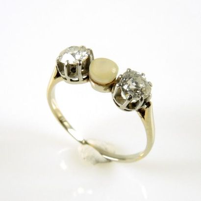 BAGUE TRILOGIE OR PLATINE ET DIAMANTS VERS 1900 Bague trilogie en or 18K (750°/00)...