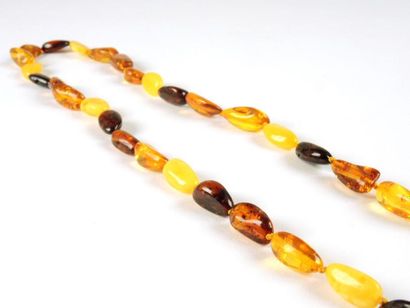 SAUTOIR AMBRE Sautoir composé de perles d'ambre de forme libre. Long: 76 cm