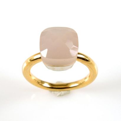 BAGUE QUARTZ Bague en or jaune et gris 18ct 750/°° centrée d'un quartz rose de forme...