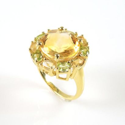 BAGUE MARGUERITE CITRINE Bague marguerite en argent doré 925/°° centrée d'une citrine...