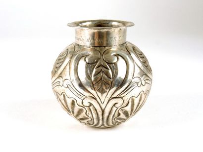 Vase boule Vase boule en argent ciselé d'un décor repoussé de coquilles et de larges...