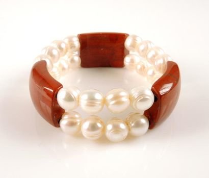 BRACELET PERLES PIERRES DURES Bracelet composé de deux rangs de perles d'eau douce...