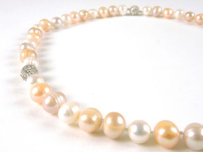 BRACELETS - COLLIER Collier composé de trois bracelets de perles d'eau douce. Fermoir...