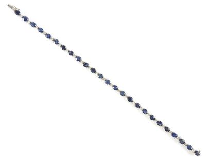 BRACELET SAPHIRS DIAMANTS Bracelet ligne articulé en or gris 18ct 750/°° présentant...
