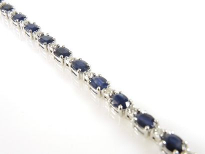 BRACELET SAPHIRS DIAMANTS Bracelet ligne articulé en or gris 18ct 750/°° présentant...