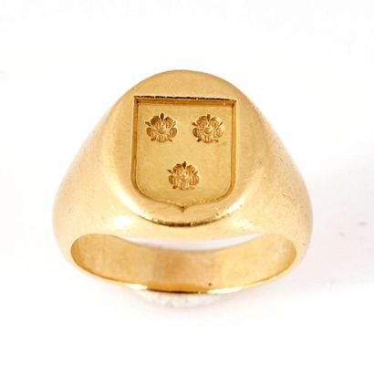 BAGUE CHEVALIERE Bague chevalière en or jaune 18K 750/°° présentant des armoiries...