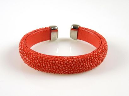 BRACELET GALUCHAT Bracelet rigide gainé de galuchat et cuir rouge les extrémités...