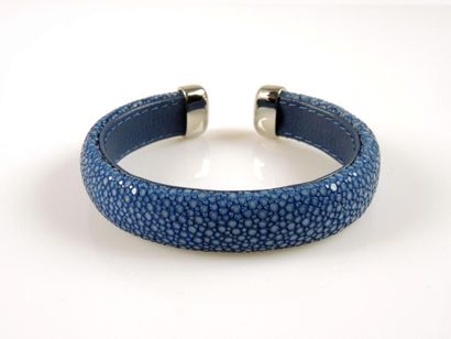 BRACELET GALUCHAT Bracelet rigide gainé de galuchat et cuir bleu les extrémités en...