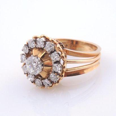 BAGUE COROLLE EN OR ET DIAMANTS, ANNÉES 50 Bague ''corolle'' en or jaune 18K (750°/00)...