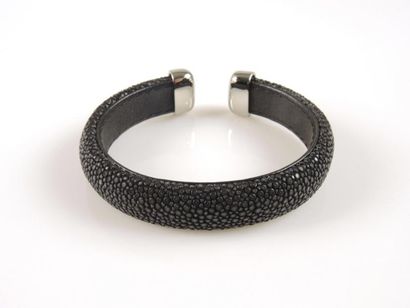 BRACELET GALUCHAT Bracelet rigide gainé de galuchat et cuir noir les extrémités en...
