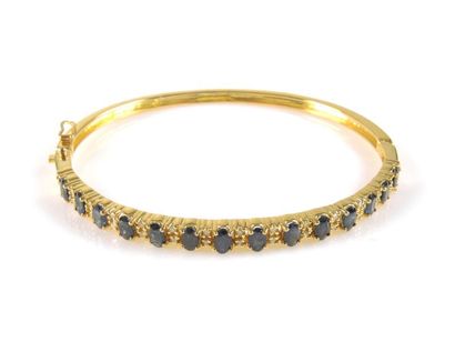 BRACELET JONC SAPHIRS DIAMANTS Bracelet en argent doré 925/°° orné de saphirs ovales...