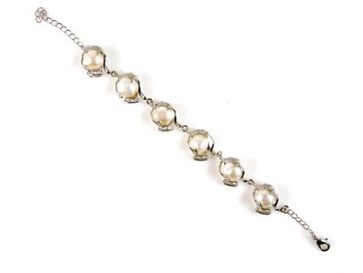 BRACELET PERLES Bracelet en métal argenté orné de 6 perles de culture d'eau douce...